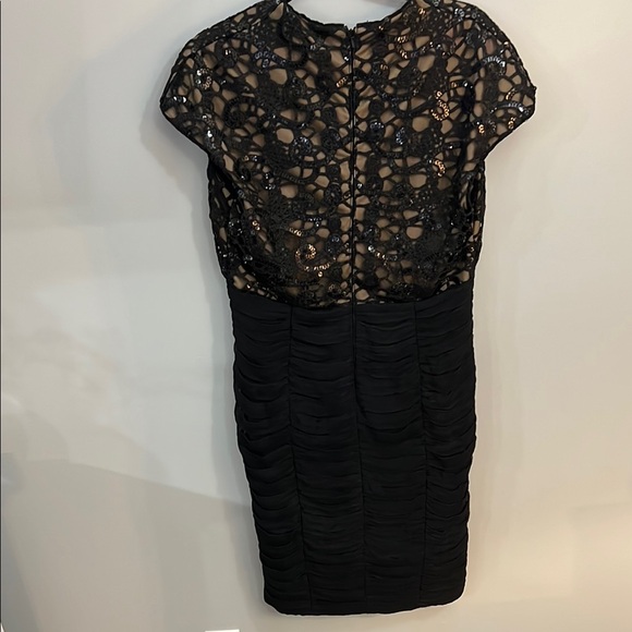 Black Ruched Sheath Dress with V-Neck and Cap Sleeves for Cocktail - Picture 3 of 5